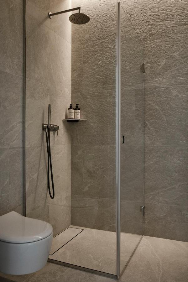Runo Hotel Порво Екстериор снимка A shower with a shower door